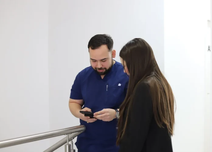 Doctor y Clara hablando